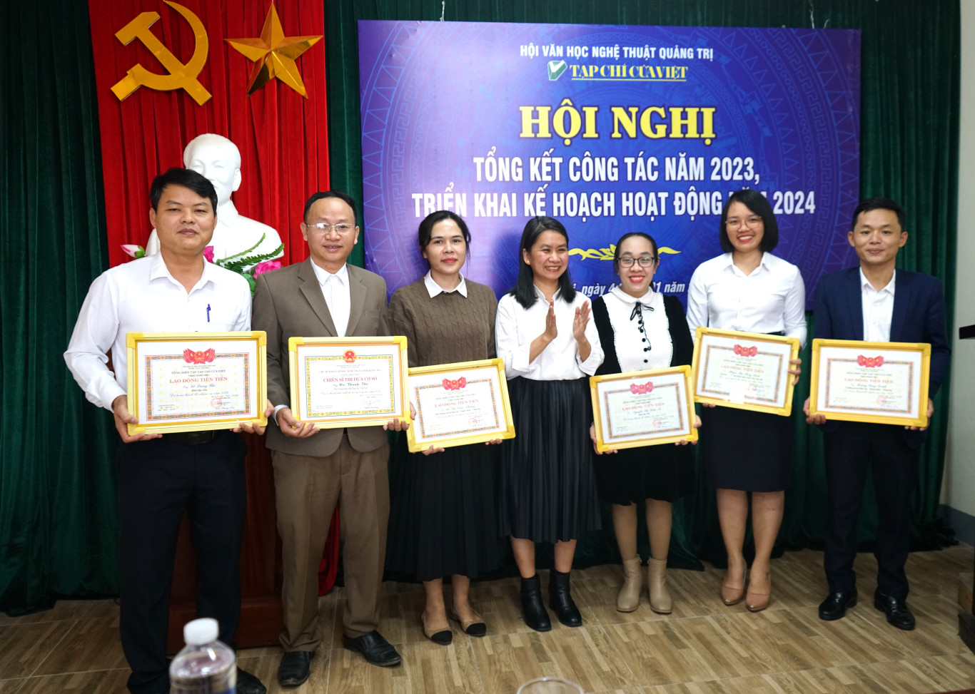 Tổng bi&ecirc;n tập Tạp ch&iacute; Cửa Việt - Đo&agrave;n Phương Nam trao chứng nhận khen thưởng cho c&aacute;n bộ đơn vị - Ảnh: L.T